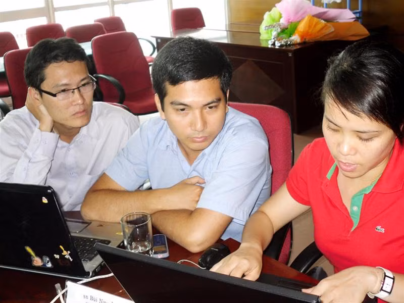 Các khách mời tại buổi giao lưu đang trả lời câu hỏi của độc giả