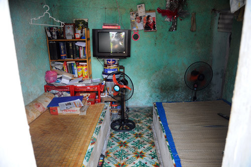 Ông Vũ được bố trí ở cùng buồng giam với phạm nhân Nguyễn Đình Dặm. Trong buồng có nhiều vật dụng sinh hoạt.