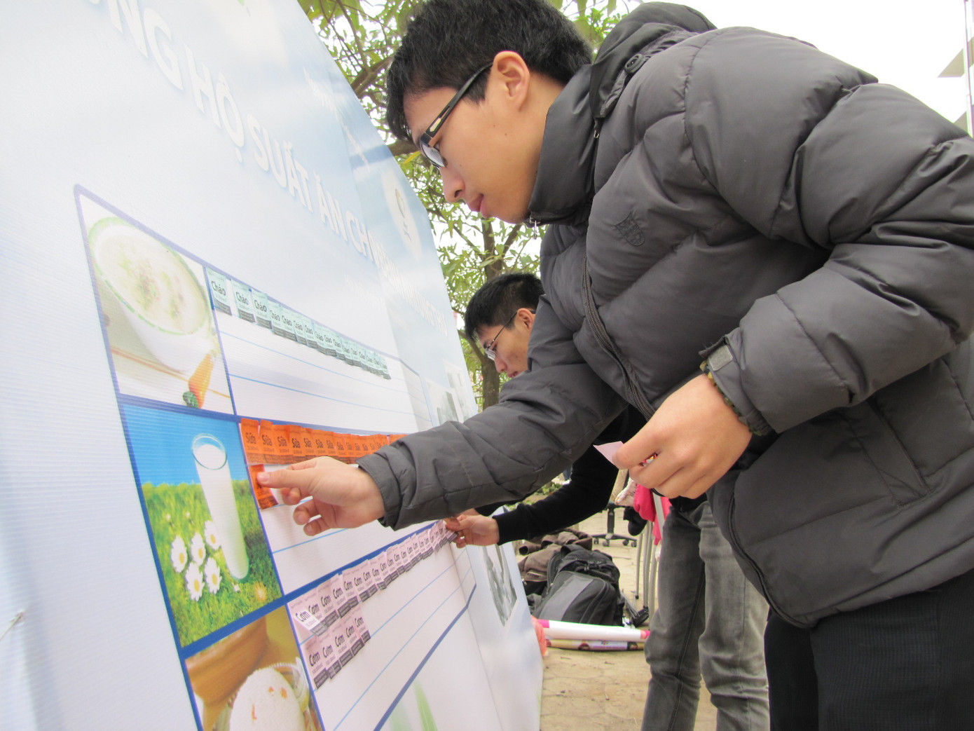 Mua thẻ ủng hộ các suất cơm miễn phí cho bệnh nhân ung thư. Mua thẻ ủng hộ các suất cơm miễn phí cho bệnh nhân ung thư