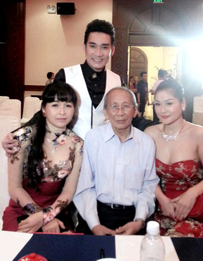 Quang Hà (đứng) và nhạc sĩ Nguyễn Ánh 9 trong buổi họp báo