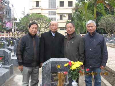 Ông Lạc (ngoài cùng bên trái), ông Quý (thứ ba từ trái sang) cùng đồng đội bên mộ LS Trần Quốc Dung
