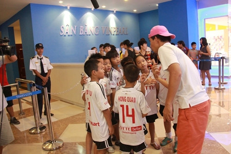 Điểm đến đầu tiên của cả đội là sân băng Vinpearl Ice Rink