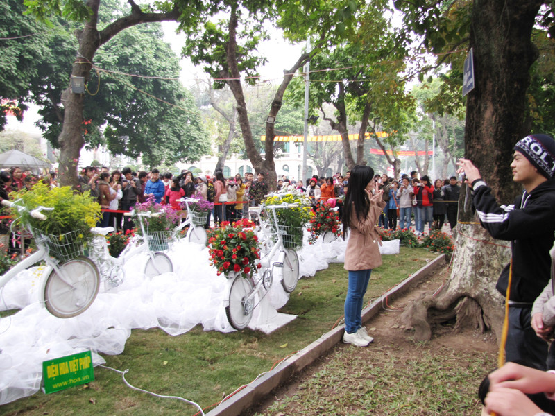 Nhiều bạn trẻ cũng tranh thủ bấm máy khi không có mặt của lực lượng bảo vệ