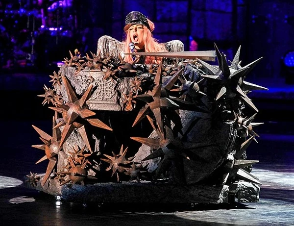 Lady Gaga với trang phục siêu 