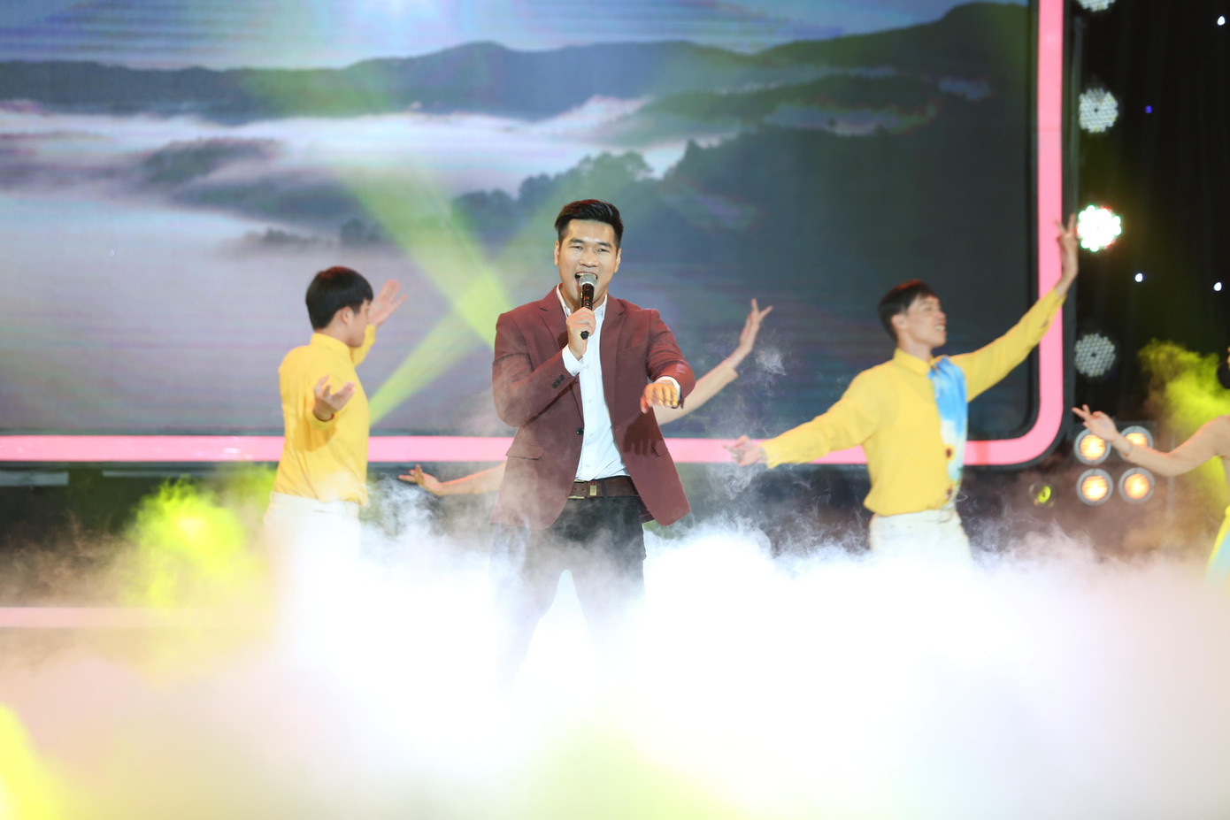 Ca sĩ Tạ Quang Thắng cũng cho biết anh đã được Chủ tịch Tập đoàn Hoa Sen Lê Phước Vũ ngỏ lời đề nghị anh sáng tác một bài hát để tri ân đội ngũ y bác sĩ, các lực lượng tuyến đầu chống dịch từ trước Tết nguyên đán 2022. Ca sĩ Tạ Quang Thắng cũng cho biết anh đã được Chủ tịch Tập đoàn Hoa Sen Lê Phước Vũ ngỏ lời đề nghị anh sáng tác một bài hát để tri ân đội ngũ y bác sĩ, các lực lượng tuyến đầu chống dịch từ trước Tết nguyên đán 2022.