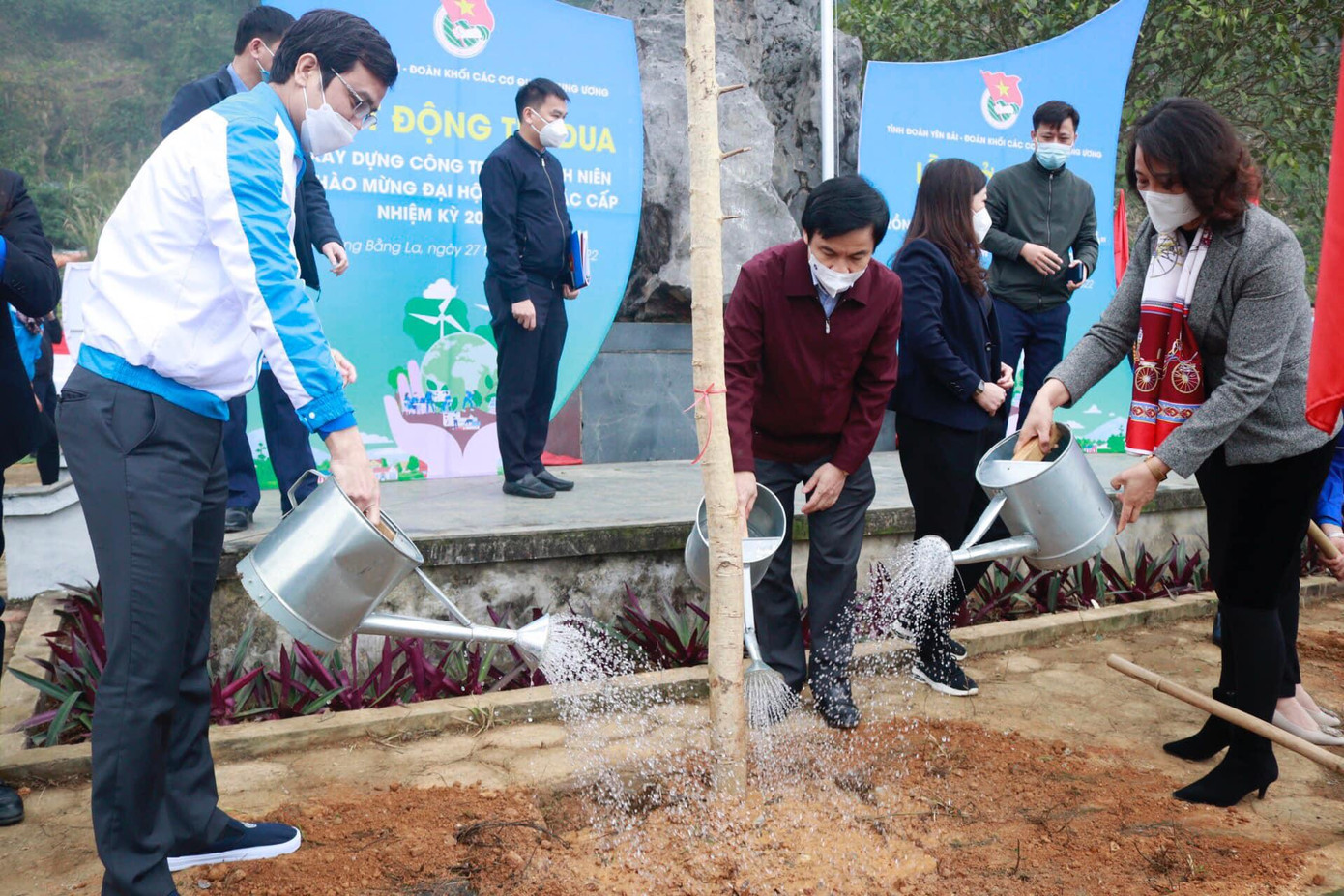 Bí thư thường trực T.Ư Đoàn Bùi Quang Huy (ngoài cùng bên trái) cùng các đại biểu tham gia trồng cây tại buổi lễ