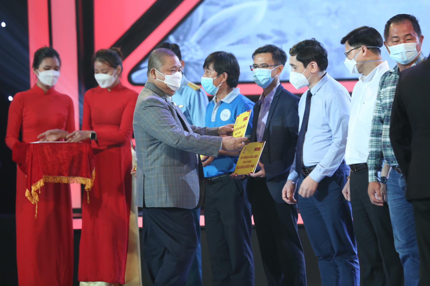 Tập đoàn Hoa Sen hiện đã trao tặng tổng cộng hơn 21 tỷ đồng cho công tác phòng chống dịch và hỗ trợ kịp thời cho lực lượng y tế tuyến đầu, cùng hàng nghìn hoàn cảnh khó khăn được giúp đỡ. Tập đoàn Hoa Sen hiện đã trao tặng tổng cộng hơn 21 tỷ đồng cho công tác phòng chống dịch và hỗ trợ kịp thời cho lực lượng y tế tuyến đầu, cùng hàng nghìn hoàn cảnh khó khăn được giúp đỡ.