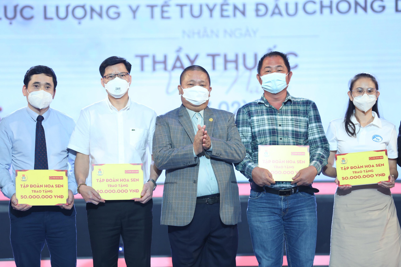 Chủ tịch Tập đoàn Hoa Sen Lê Phước Vũ cho trao tặng hỗ trợ cho lực lượng y tế tuyến đầu chống dịch. Theo ông, những cống hiến, hi sinh của mọi người trong thời gian dịch bệnh vừa qua quá lớn lao mà không có từ nào có thể nói hết. Chủ tịch Tập đoàn Hoa Sen Lê Phước Vũ cho trao tặng hỗ trợ cho lực lượng y tế tuyến đầu chống dịch. Theo ông, những cống hiến, hi sinh của mọi người trong thời gian dịch bệnh vừa qua quá lớn lao mà không có từ nào có thể nói hết.