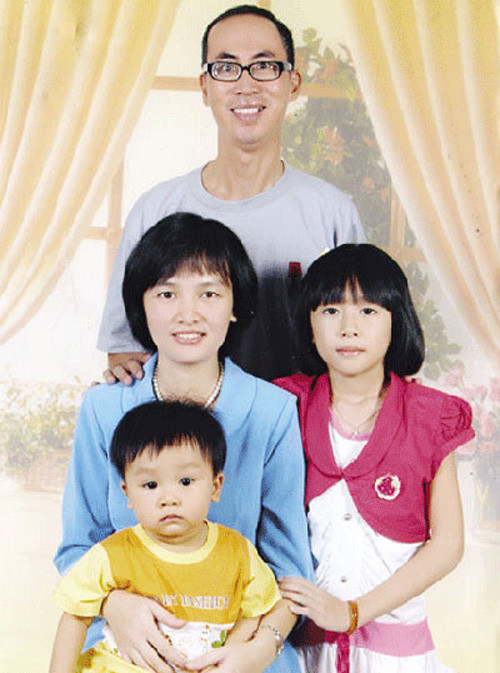 Lê Bá Khánh Trình bên gia đình hạnh phúc.. Lê Bá Khánh Trình bên gia đình hạnh phúc.