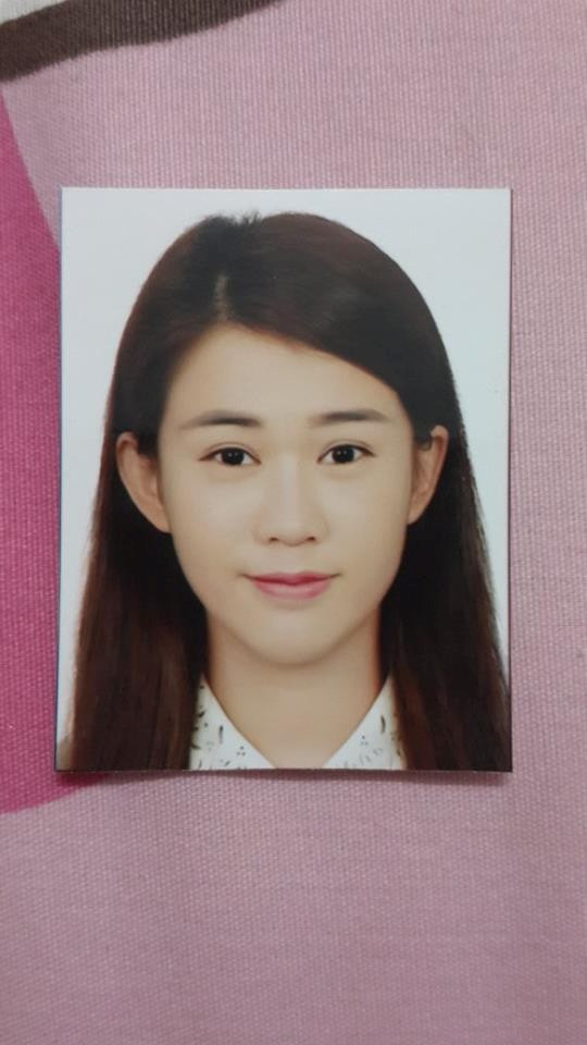 Cô có một gương mặt V-line và nụ cười ngọt ngào khiến nhiều teen girl mê mẩn. Trên tấm ảnh thẻ, những đường nét xinh đẹp ấy càng khiến cô được yêu mến hơn bởi sự nhẹ nhàng, giản dị. Cô có một gương mặt V-line và nụ cười ngọt ngào khiến nhiều teen girl mê mẩn. Trên tấm ảnh thẻ, những đường nét xinh đẹp ấy càng khiến cô được yêu mến hơn bởi sự nhẹ nhàng, giản dị