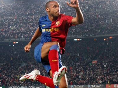 Thierry Henry có pha ăn mừng đẹp không kém cách anh ghi bàn trong trận Barca huỷ diệt Malaga với tỷ số 6-0 tại La Liga cuối tuần trước / ảnh Reuters