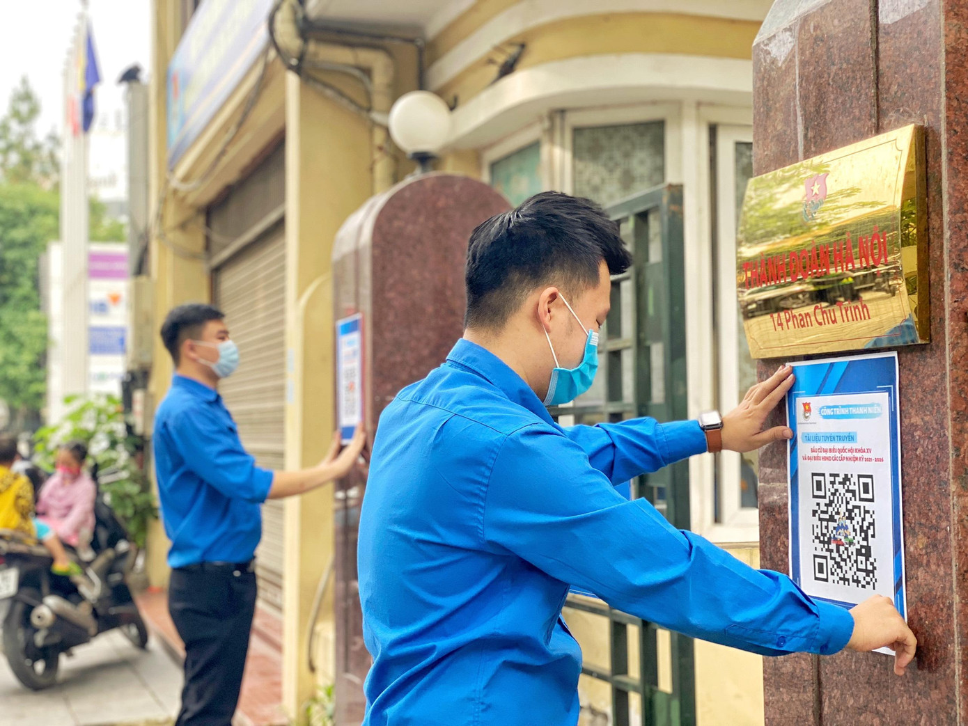 Dán mã QRcode trước cổng Thành Đoàn Hà Nội