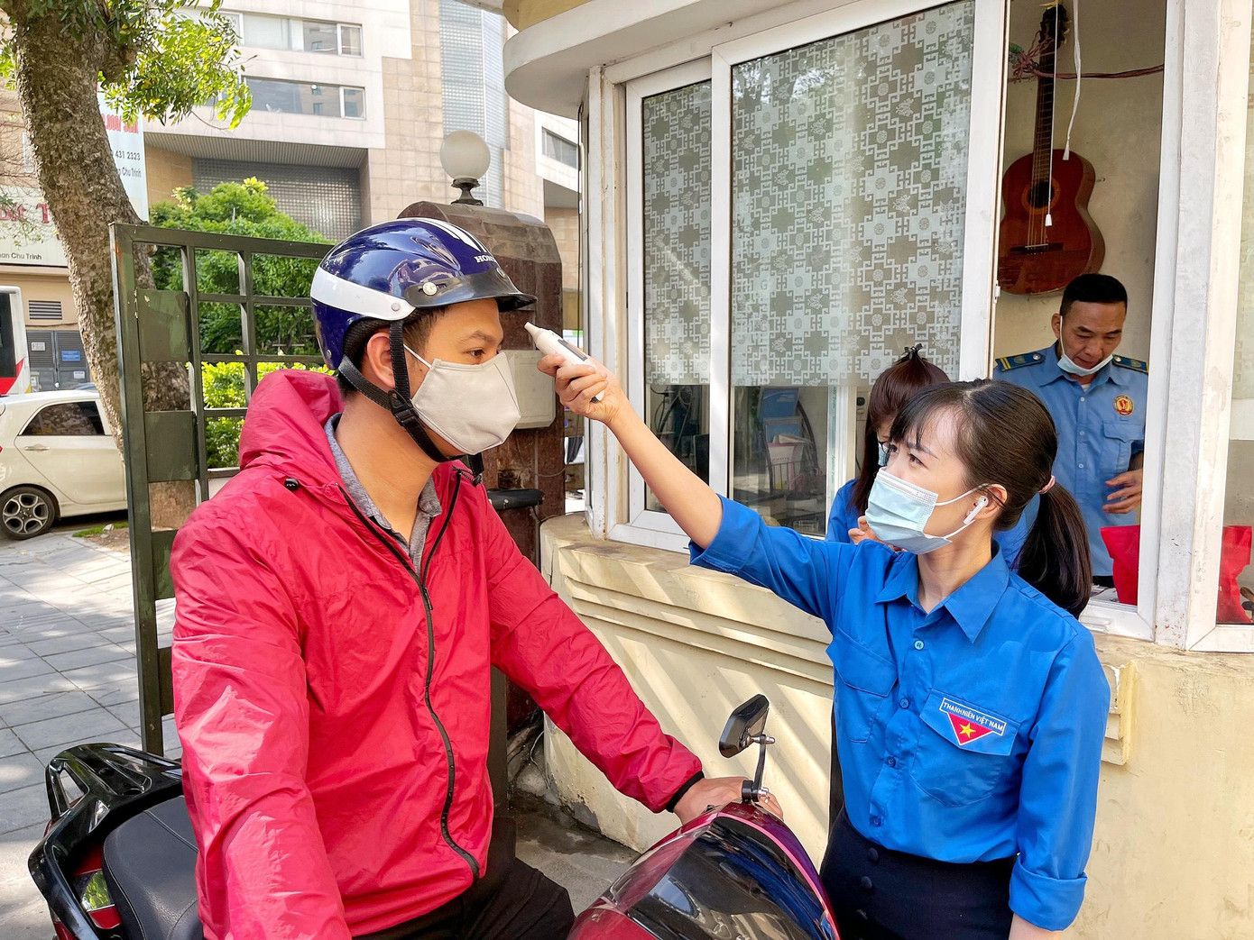 Đo thân nhiệt cho khách vào Thành Đoàn Hà Nội