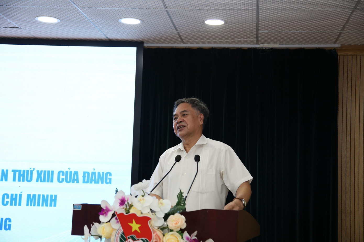 PGS.TS Nguyễn Viết Thông, Tổng Thư ký Hội đồng Lý luận T.Ư báo cáo chuyên đề “Những vấn đề cốt lõi trong Văn kiện Đại hội đại biểu toàn quốc lần thứ XIII của Đảng có liên quan trực tiếp đến Đoàn TNCS Hồ Chí Minh và tuổi trẻ Việt Nam”