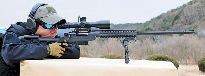 Hộp đạn có thể tháo rời với công suất 5 vòng và 10 viên đạn, có kích cỡ khá lớn và dễ dàng sử dụng ngay cả khi đeo găng tay. Nòng súng có rãnh, có chiều dài khoảng 610 mm và 4 đèn flash bên trong. Trường hợp yêu cầu hạn chế tiếng ồn thì có thể gỡ bỏ các đèn này đi. Hộp đạn có thể tháo rời với công suất 5 vòng và 10 viên đạn, có kích cỡ khá lớn và dễ dàng sử dụng ngay cả khi đeo găng tay. Nòng súng có rãnh, có chiều dài khoảng 610 mm và 4 đèn flash bên trong. Trường hợp yêu cầu hạn chế tiếng ồn thì có thể gỡ bỏ các đèn này đi