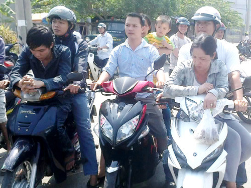 “Hiệp sỹ” Thanh Hải mặc áo trắng (ngoài cùng bên phải) bắt băng móc túi ở chùa Bà