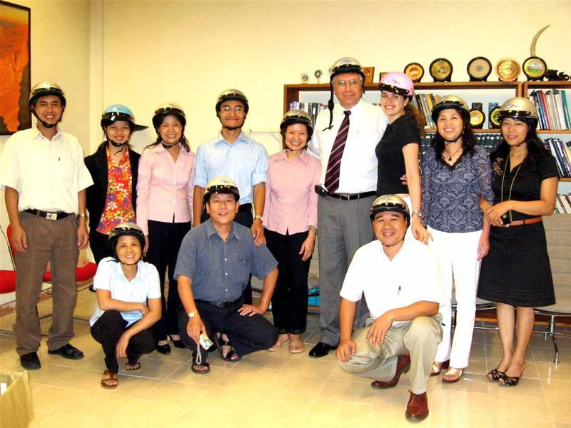 Đại sứ Israel tại Việt Nam Effie Ben Matityau (đứng thứ tư từ phải sang) đội mũ bảo hiểm cùng các nhân viên của mình.