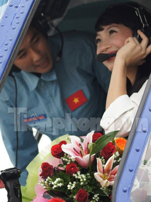 Hướng dẫn nữ sinh đơn vị kết nghĩa thử làm nữ phi công. Hướng dẫn nữ sinh đơn vị kết nghĩa thử làm nữ phi công