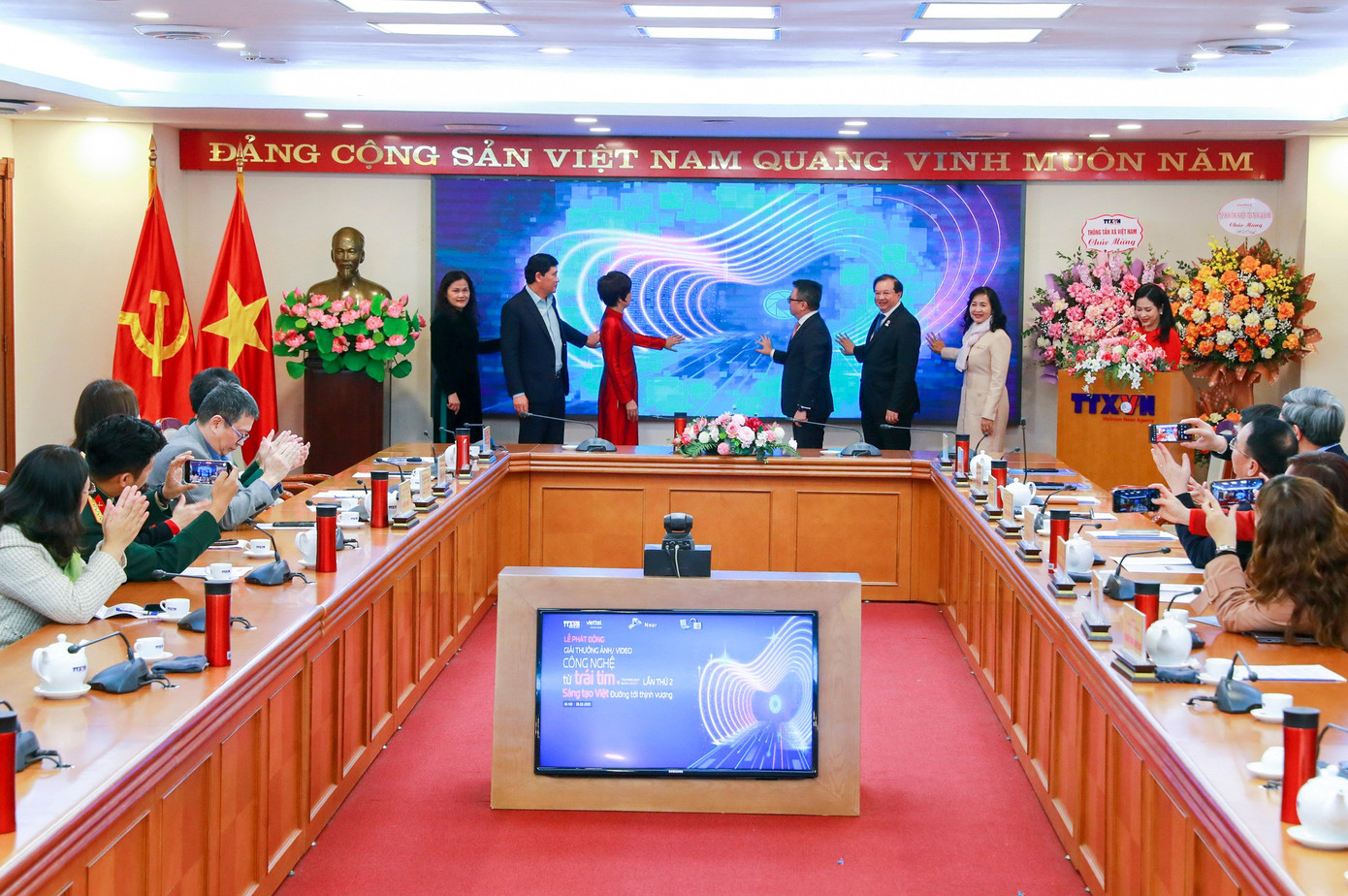 Các đại biểu thực hiện nghi thức phát động giải thưởng. Ảnh: Trần Thanh Giang