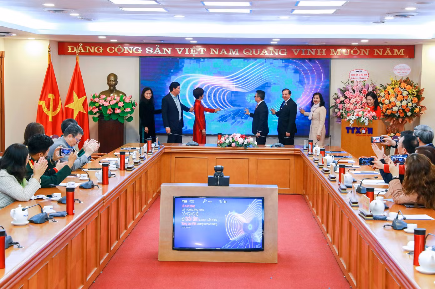 Các đại biểu thực hiện nghi thức phát động giải thưởng. Ảnh: Trần Thanh Giang