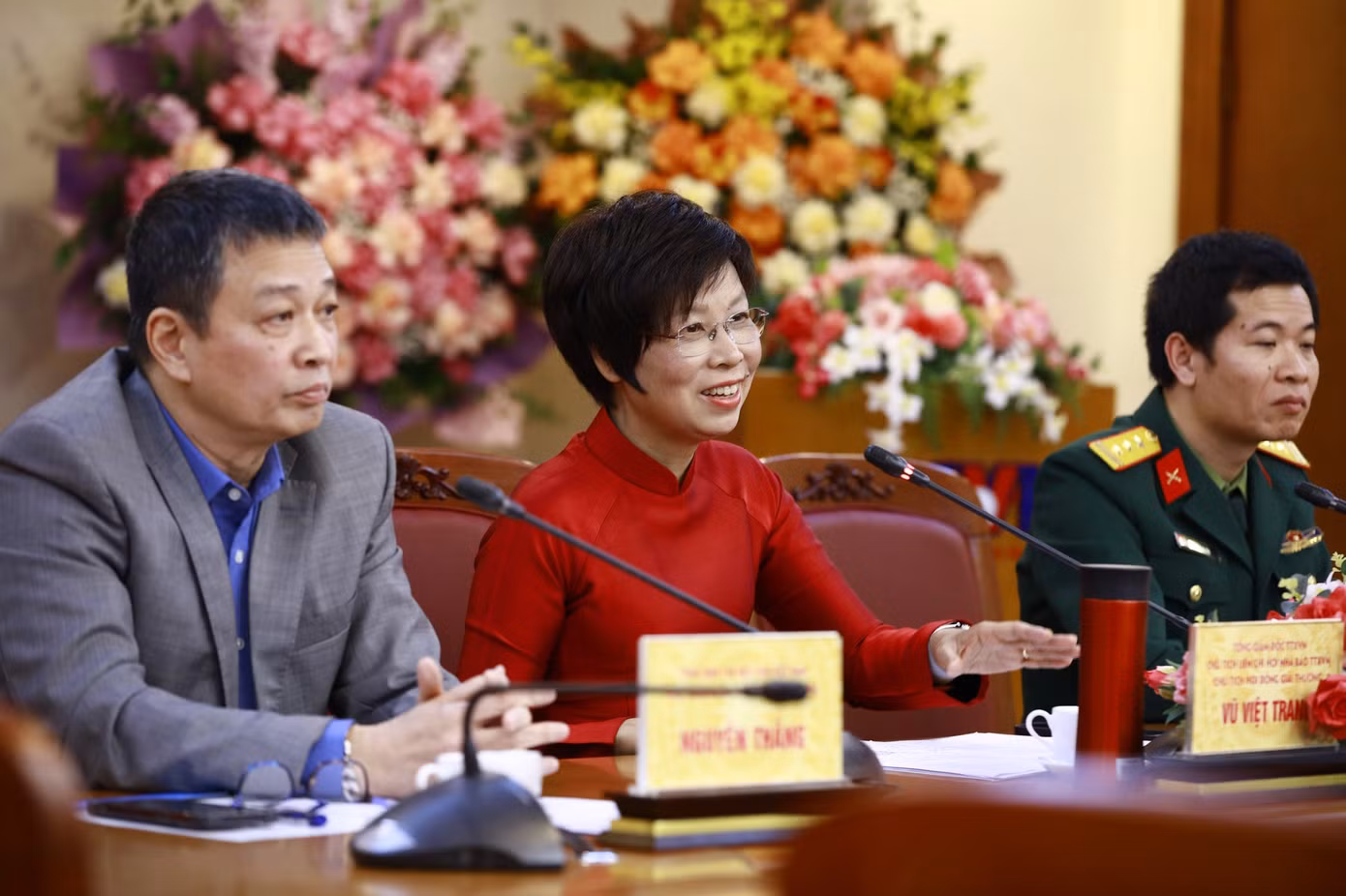 Các đại biểu thực hiện nghi thức phát động giải thưởng. Ảnh: An Thành Đạt