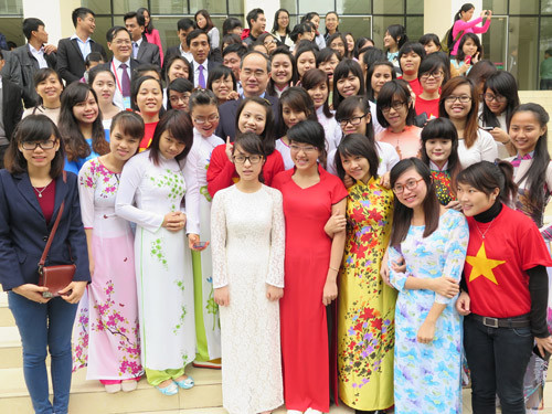 Ông Nguyễn Thiện Nhân chụp ảnh lưu niệm với các lưu học sinh Việt Nam. Các lưu học sinh Việt Nam chụp ảnh kỷ niệm với sinh viên Trung Quốc