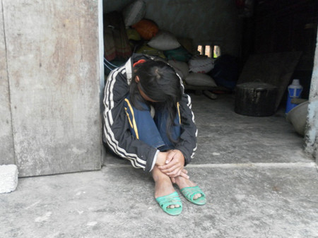 Từ khi mẹ nằm liệt giường, Thông thay mẹ chăm sóc, tắm rửa cho người chị gái mắc bệnh tâm thần