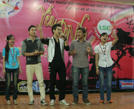 Chương trình còn vui nhộn khi ca sĩ Duy Khoa dành nhiều bài hát tặng các bạn sinh viên