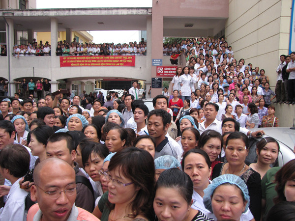 Hàng ngàn người dân, y tá, bác sỹ kéo ra sân bệnh viện Phụ sản Trung ương đón chờ cháu bé.
