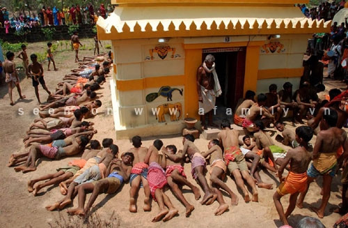 Muôn vẻ những nghi lễ cầu may đầu năm trên thế giới ảnh 7