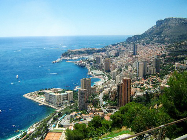 Những đường đua đầy... quyến rũ là nơi du khách không thể bỏ qua khi đến công quốc xinh đẹp này