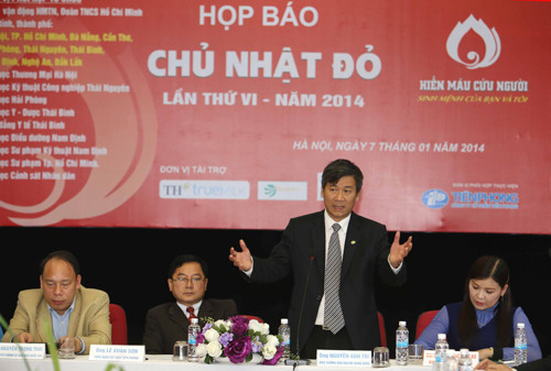 Ông Nguyễn Anh Trí (bên phải) tại họp báo về Chủ Nhật Đỏ sáng 7/1