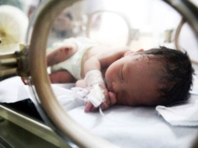 Em bé được đánh số 59, theo số lồng ấp trong bệnh viện, sau khi được giải cứu. Em bé được đánh số 59, theo số lồng ấp trong bệnh viện, sau khi được giải cứu