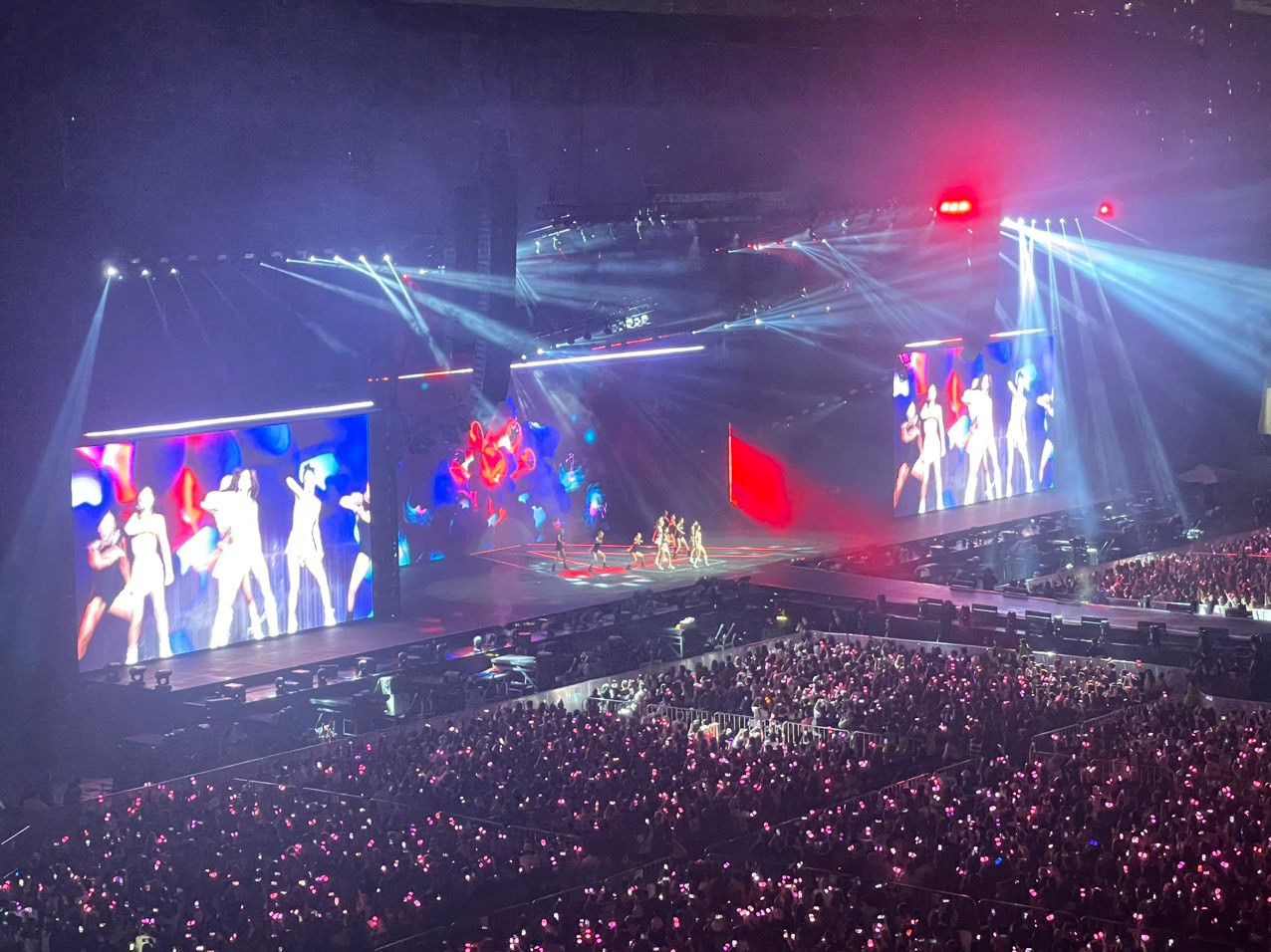 Khu vực khán giả tràn ngập màu hồng phát ra từ búa cổ vũ. Khu vực khán giả tràn ngập màu hồng phát ra từ búa cổ vũ.