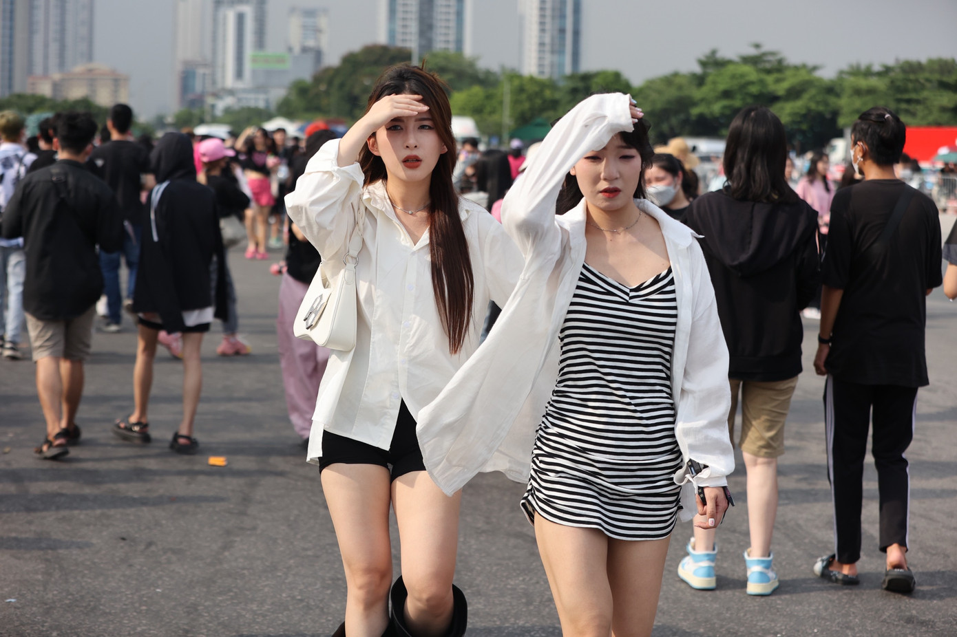 Fan nữ diện trang phục theo phong cách thần tượng, mang theo vật phẩm cổ vũ hào hứng chờ đến giờ diễn. Fan nữ diện trang phục theo phong cách thần tượng, mang theo vật phẩm cổ vũ hào hứng chờ đến giờ diễn.