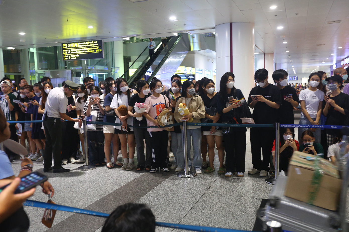 Còn nhiều thời gian trước khi BlackPink xuất hiện, người hâm mộ vẫn liên tục hướng ánh mắt về phía cổng ra.