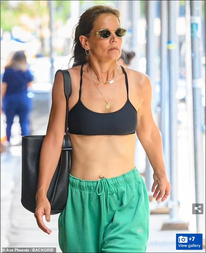 Vợ cũ Tom Cruise để mặt mộc lộ dấu hiệu lão hóa ở tuổi 45, rõ nhất ở khóe miệng. Cô cũng tự tin khoe vòng hai có vết rạn di chứng sau lần sinh con gái Suri. Ảnh: BackGrid.