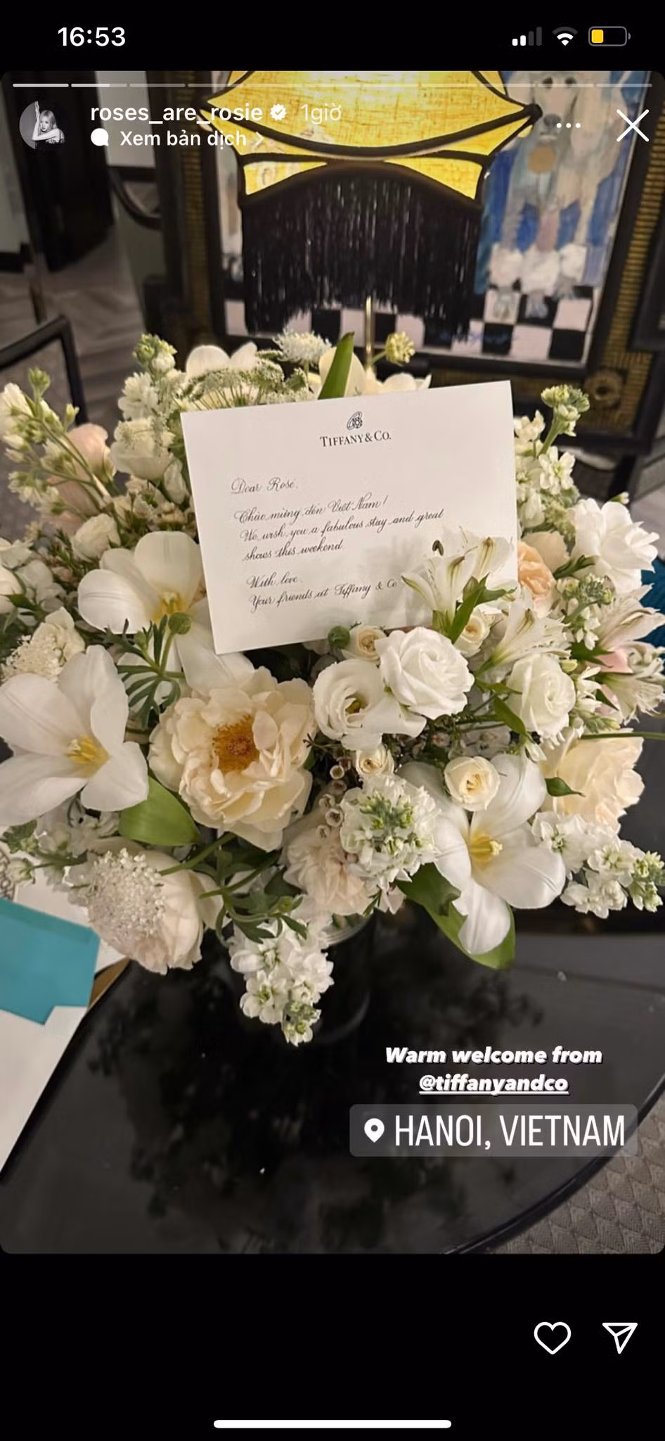 Rosé và Jisoo check-in Việt Nam ngay trước khi đêm diễn đầu tiên ở Hà Nội bắt đầu.