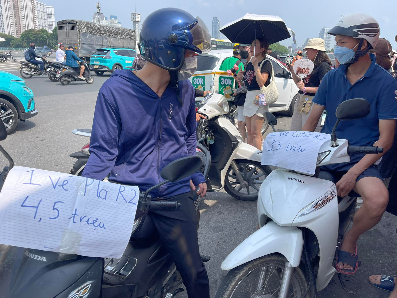 Nhiều người vẫn dán biển bán vé với mức giá giảm sâu nhưng chưa tìm được khách hàng. Nhiều người vẫn dán biển bán vé với mức giá giảm sâu nhưng chưa tìm được khách hàng.