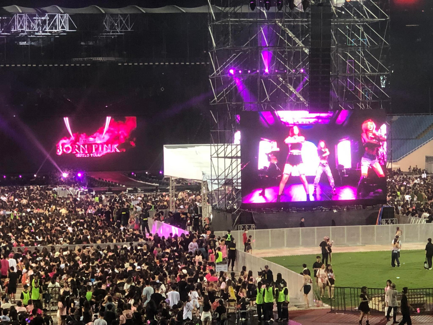 Đến 19h40, show diễn vẫn chưa chính thức bắt đầu. Màn hình led chiếu những bản hit của BlackPink. Đến 19h40, show diễn vẫn chưa chính thức bắt đầu. Màn hình led chiếu những bản hit của BlackPink.