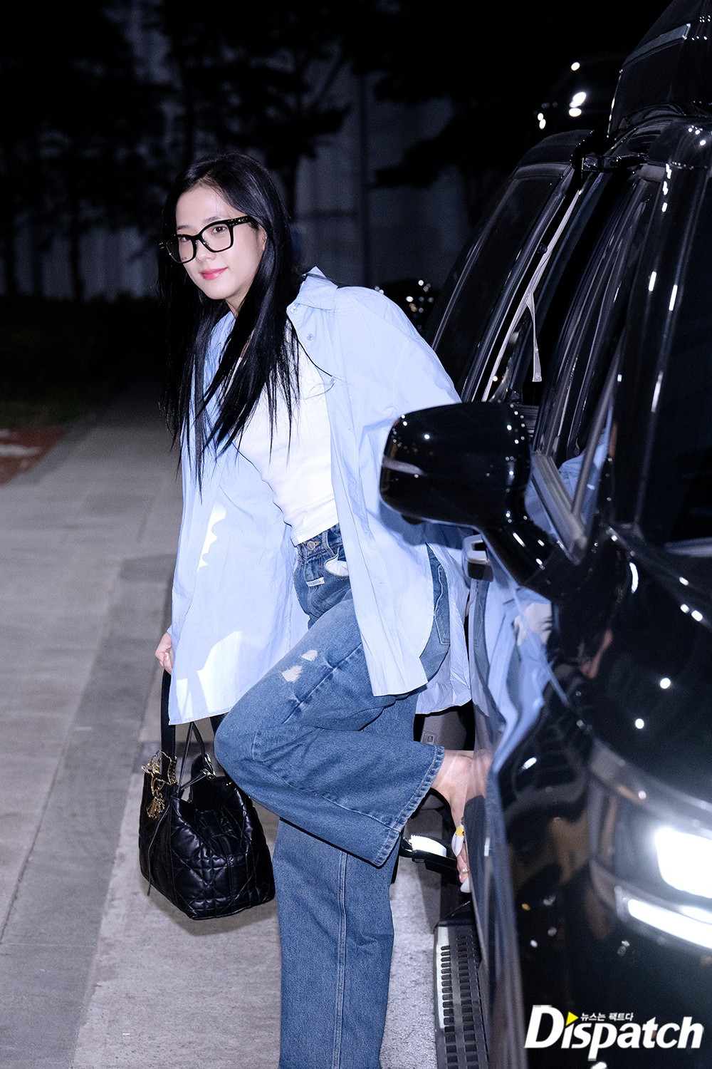 Chiều 28/7 (giờ Hàn Quốc), bộ tứ BlackPink có mặt tại sân bay Quốc tế Gimpo (Seoul, Hàn Quốc) để bắt đầu chuyến lưu diễn hai ngày tại Hà Nội, Việt Nam. Chị cả Jisoo được nhìn thấy bước ra từ xe bảo mẫu.