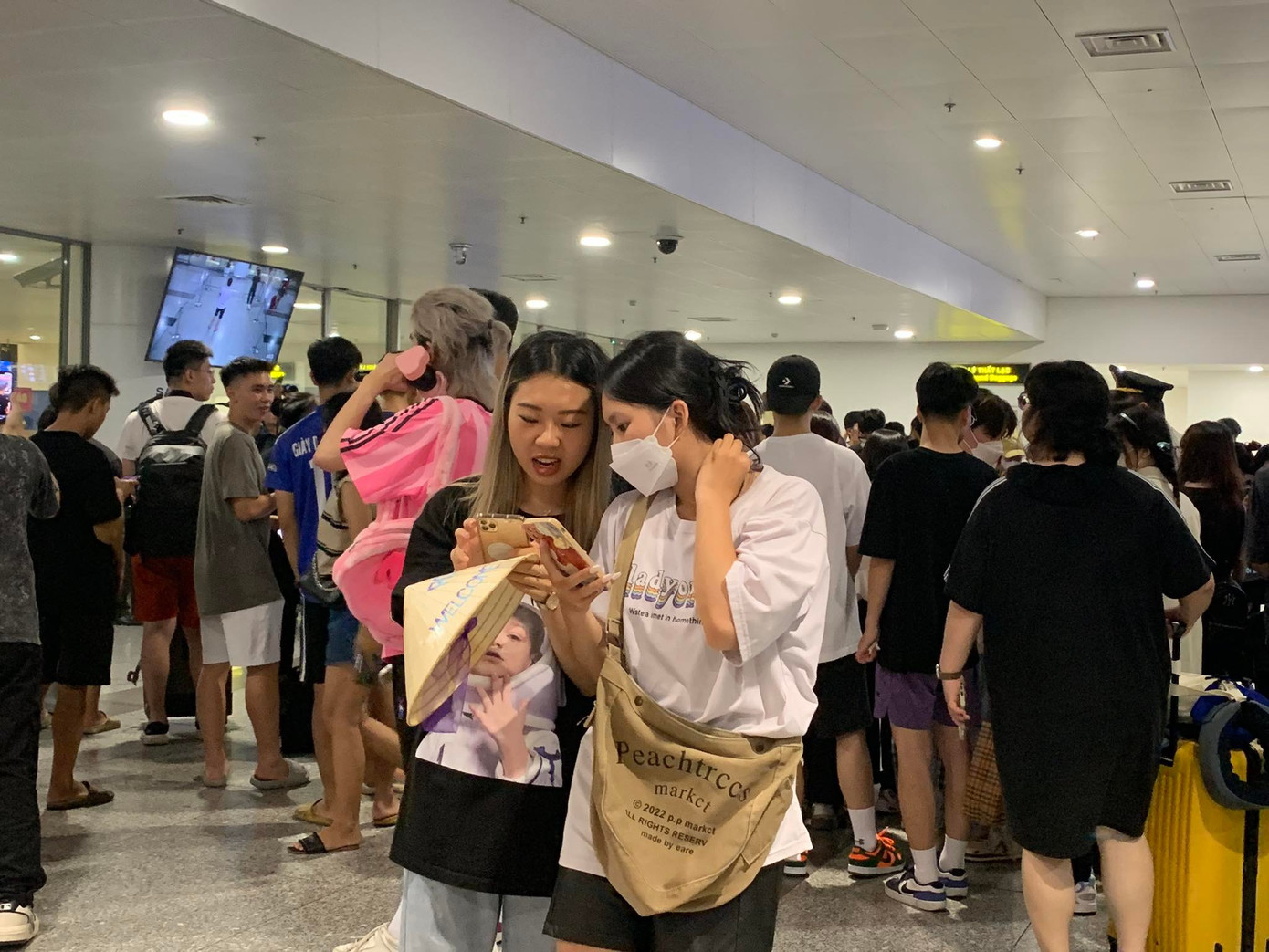 Nhiều bạn trẻ tươi cười và khẳng định không buồn dù không thể gặp thần tượng ở sân bay. “Ngày mai, chúng tôi sẽ gặp thần tượng ở đêm nhạc và còn nhiều cơ hội khác. Dù đợi hơn 3 tiếng, chúng tôi cảm thấy hạnh phúc vì cảm nhận được không khí ở đây”, một fan cho biết.