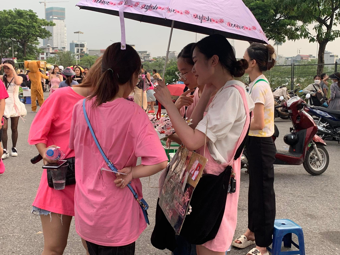 Có người mang sẵn ô, còn theo đúng màu sắc của nhóm nhạc yêu thích.