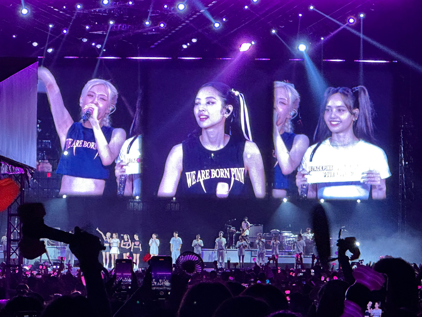 BlackPink kết thúc đêm đầu tiên của concert Born Pink chặng Hà Nội trong tiếng reo hò không ngớt từ 30.000 fan. BlackPink kết thúc đêm đầu tiên của concert Born Pink chặng Hà Nội trong tiếng reo hò không ngớt từ 30.000 fan.