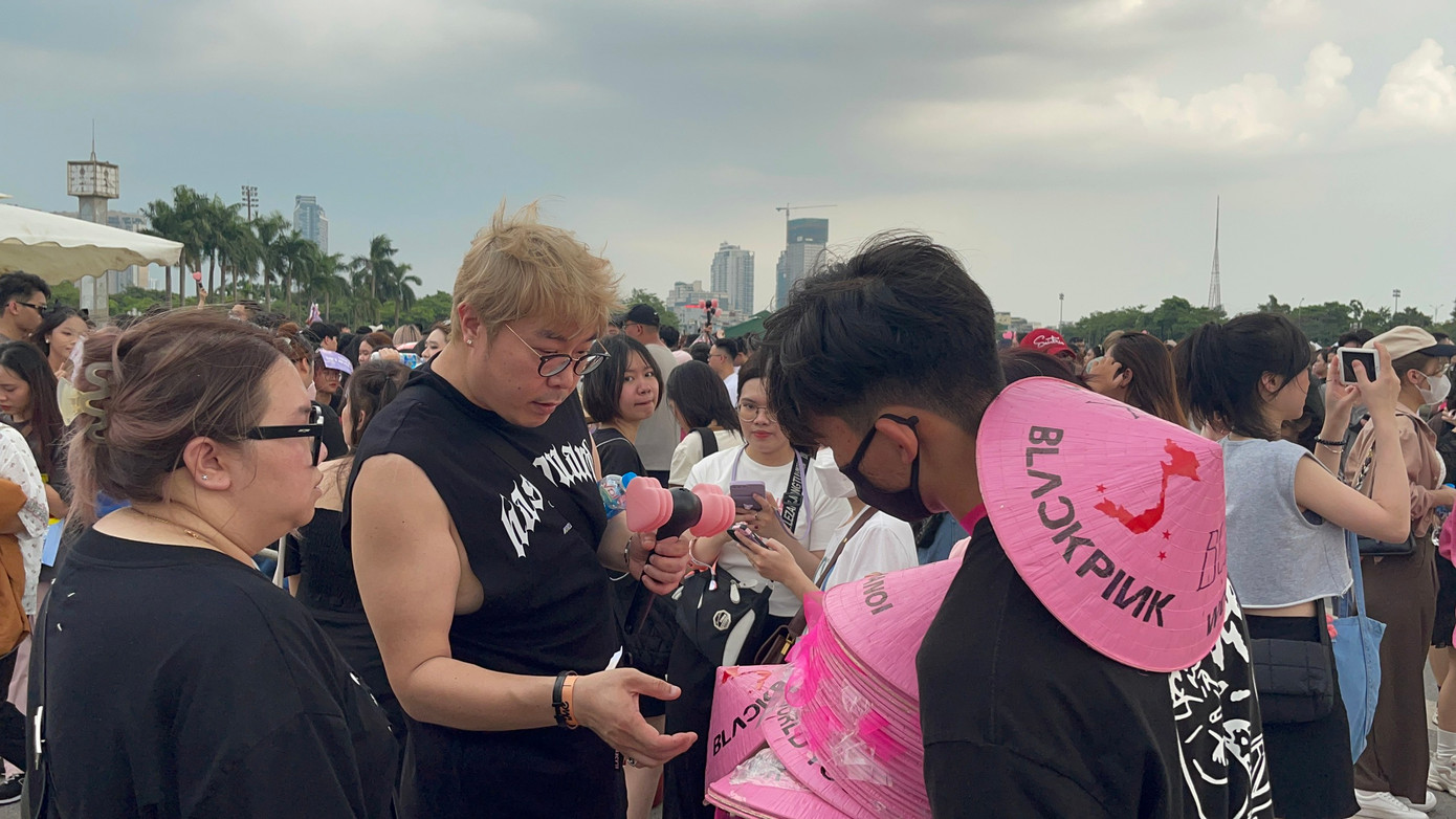 Nón lá phiên bản hồng - đen, kèm theo bản đồ Việt Nam là mặt hàng được yêu thích. Nón lá phiên bản hồng - đen, kèm theo bản đồ Việt Nam là mặt hàng được yêu thích.