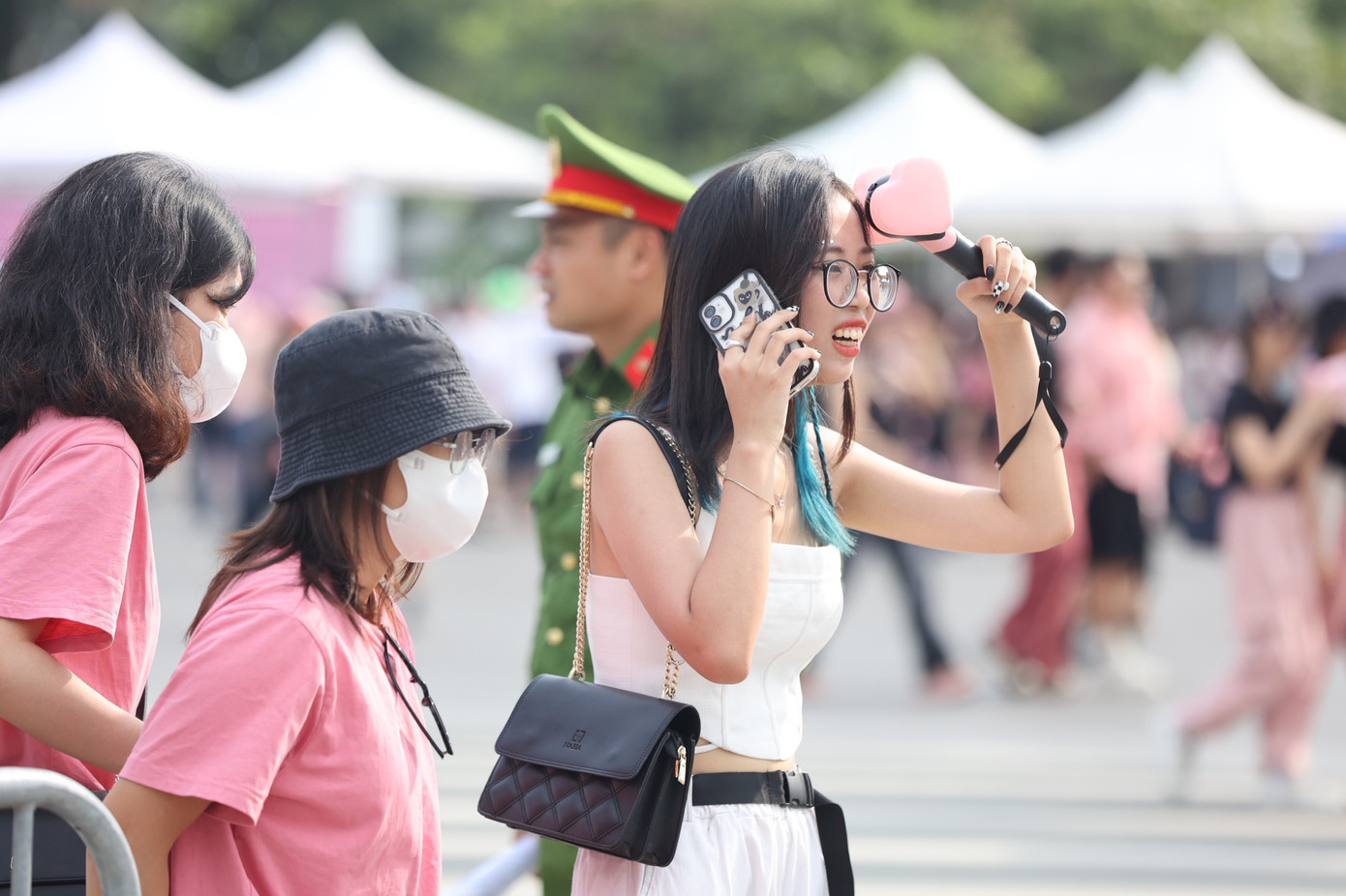 Khoảng 16h, trời vẫn nắng chói chang. Trong khi đó, lượng người hâm mộ đổ về ngày càng nhiều. Khoảng 16h, trời vẫn nắng chói chang. Trong khi đó, lượng người hâm mộ đổ về ngày càng nhiều.