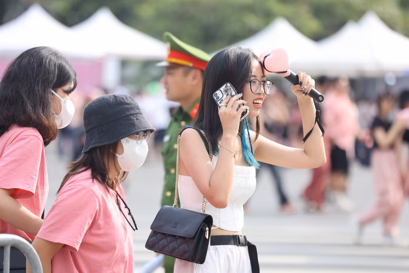 Khoảng 16h, trời vẫn nắng chói chang. Trong khi đó, lượng người hâm mộ đổ về ngày càng nhiều.