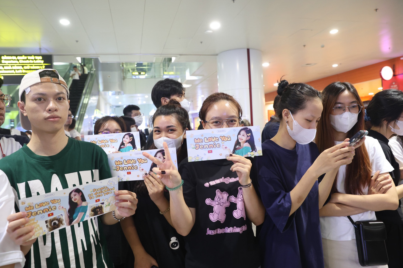 Dù đã muộn, ai cũng hào hứng giơ băng rôn, áp phích sẵn sàng.