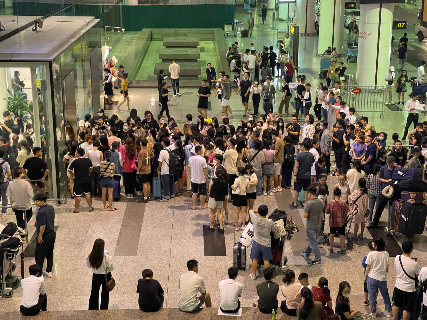 Đám đông chờ 4 cô gái nhà YG kéo dài tận bên ngoài sảnh đến ga Quốc tế.