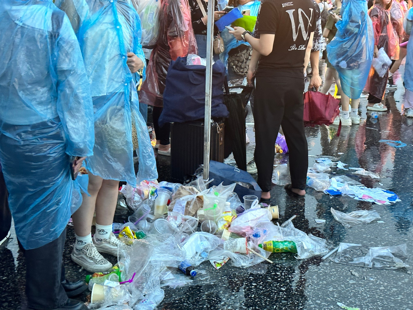 Rác vứt thành đống ở khu vực xếp hàng vào sân khấu tạo hình ảnh không đẹp mắt về fan BlackPink. Rác vứt thành đống ở khu vực xếp hàng vào sân khấu tạo hình ảnh không đẹp mắt về fan BlackPink.